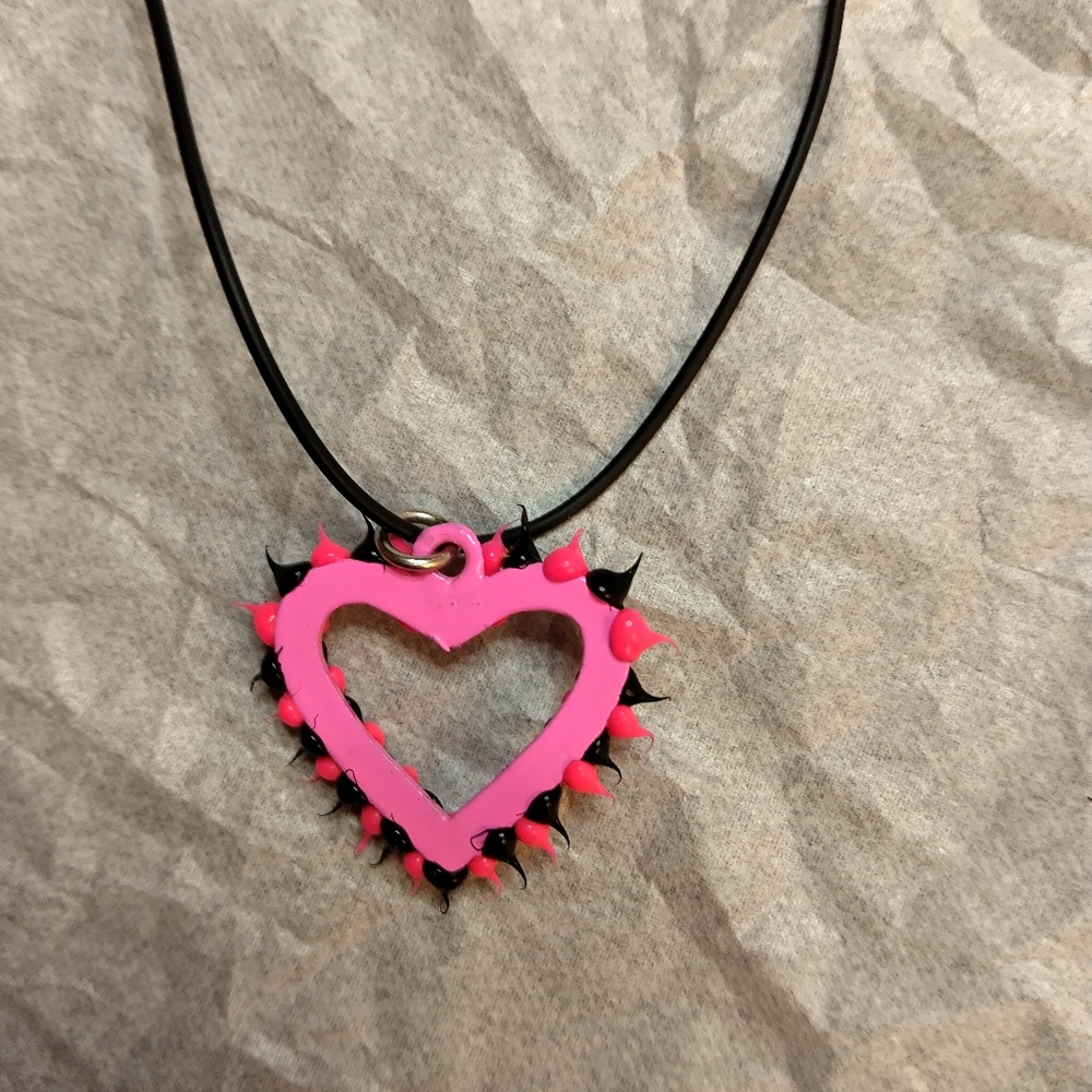 NEW UV Blacklight PINK BLACK Spikey HEART necklace from Claire's Y2K - Picture 6 of 10